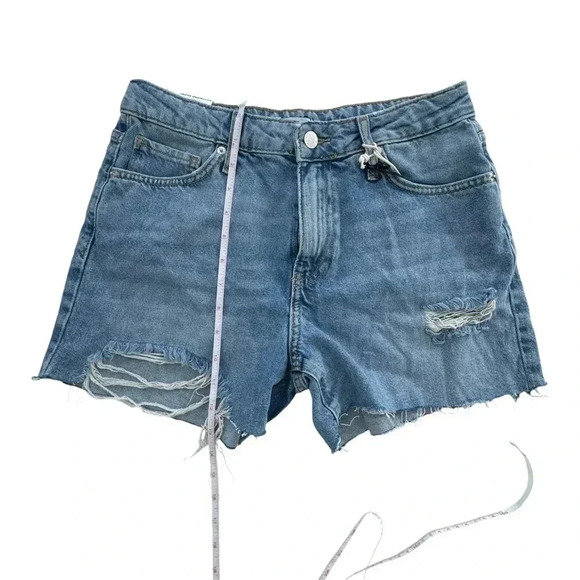 Boyfriend High Waisted Light Blue Washed Distressed Jean Shorts. Size 27 - Picture 5 of 9